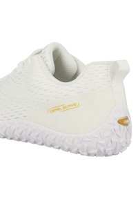 Weiße Sportschuhe mit einem strukturierten Mesh-Obermaterial, einem glatten synthetischen Einsatz und einer gemusterten Gummisohle. Goldfarbener Akzentlogo an der Seite.