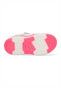 La semelle de chaussure présente une base blanche translucide avec des accents roses vifs, des motifs texturés pour l'adhérence, et une forme arrondie pour le confort.