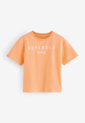 Orange t-shirt i bomull med rund halsringning, korta ärmar och vitt "SUPERDRY"-logotyp på framsidan. Har en rosa etikett på ärmen.