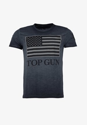 Szary t-shirt z czarnym graficznym motywem flagi USA oraz napisem "TOP GUN" w pogrubionej czcionce, z krótkimi rękawami i lekko wyblakłą fakturą.