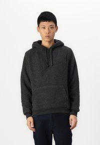 Sudadera con capucha de forro polar gris oscuro, de textura suave, con capucha ajustable, bolsillo frontal y puños de canalé. Diseño sencillo, apariencia cálida.
