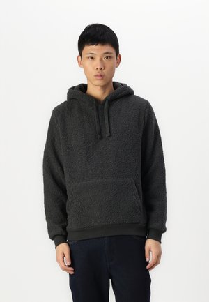 Hoodie en polaire gris foncé, avec une texture douce, capuche réglable, poche avant et poignets côtelés. Design simple, apparence chaleureuse.