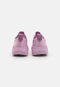 Lila Sportschuhe mit einem strukturierten Mesh-Obermaterial, weichem gepolstertem Schuhsohle und Zuglaschen an der Ferse für ein einfaches An- und Ausziehen. Dezentes ASICS-Branding.