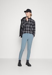 Lindbergh CLUB PANTS - Chinos - dusty blue mel