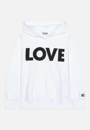 Sudadera blanca con capucha que presenta un gran estampado negro de "LOVE" en la parte frontal, bolsillo delantero y puños fruncidos. Detalle del logo en la manga.