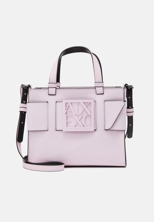Sac à main rectangulaire rose clair avec poignées supérieures, bandoulière amovible et un logo frontal avec le texte stylisé "Armani Exchange".