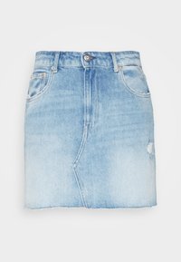 Světlá džínová sukně s vysokým pasem, třepícími se okraji a jemnými odřenými detaily na pravé straně. Hladký zadní díl bez kapes.