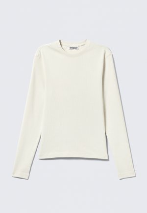 Cremefarbenes, langärmliges Rippenstrickshirt mit Rundhalsausschnitt, flach auf hellem Hintergrund ausgebreitet, mit einem kleinen WEEKDAY Markenlabel.