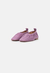 Ballet flats in suede viola con dettagli arricciati, punta affusolata e un piccolo anello sul tallone. Suola piatta con texture minima.