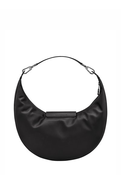 Schwarze, halbmondförmige Ledertasche mit einem kurzen Tragegurt und silbernen Verschlüssen auf einem weißen Hintergrund.