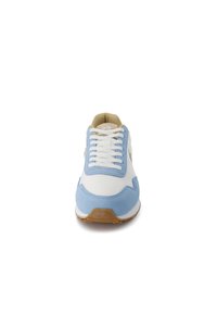 Sneaker bianco e azzurro chiaro con una tomaia in suede e mesh, punta rotonda, suola in gomma e lacci piatti. Design a bassa altezza con accenti minimi.