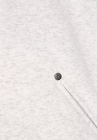 Grå sweatshirttyg med subtil melerad textur. Har en liten svart tryckknapp nära fickområdet. Enkel design.