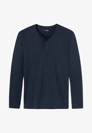 Chemise henley à manches longues de couleur bleu marine avec trois boutons et un col rond, fabriquée en tissu doux.