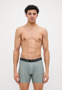 Graue Boxershorts mit schwarzem "OUR UNDER" Bund; glatter, dehnbarem Stoff mit passgenauer Form und konturiertem Frontbeutel.