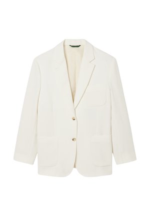 Weißer maßgeschneiderter Blazer mit zwei Vorderknöpfen, drei aufgesetzten Taschen und Reverskragen, auf einem schlichten weißen Hintergrund präsentiert.