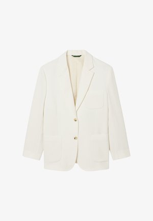 Weißer maßgeschneiderter Blazer mit zwei Vorderknöpfen, drei aufgesetzten Taschen und Reverskragen, auf einem schlichten weißen Hintergrund präsentiert.