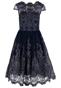 Robe bleu marine longueur genou avec une broderie en dentelle argentée complexe, manches courtes, et un corsage ajusté avec une jupe évasée.