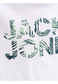 Κείμενο "Jack Jones" με πράσινο μοτίβο τροπικών φύλλων σε λευκό ύφασμα.
