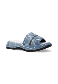 Denim slide-sandaler med et mønstret overdel, prydet med sølvfarvede detaljer og en åben tå-design, sat på en let sort sål.