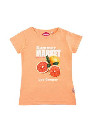 T-shirt couleur pêche avec le texte "Summer Market", un dessin d'un citron entier et deux moitiés de pamplemousse, et le nom de la marque "Lee Cooper".