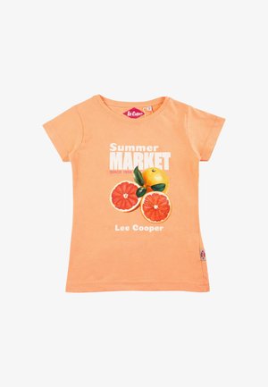 T-shirt couleur pêche avec le texte "Summer Market", un dessin d'un citron entier et deux moitiés de pamplemousse, et le nom de la marque "Lee Cooper".