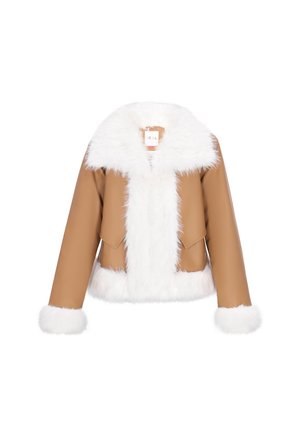 Tevebarna kabát nagy, fehér műszőrme gallérral, fehér szőrmével díszítve az elején, az alján és az ujjakon, fehér háttér előtt bemutatva.