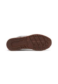 Suola di scarpa da trail running, in gomma marrone con un motivo di grip testurizzato, creste leggermente sollevate e un design robusto per trazione e durata.