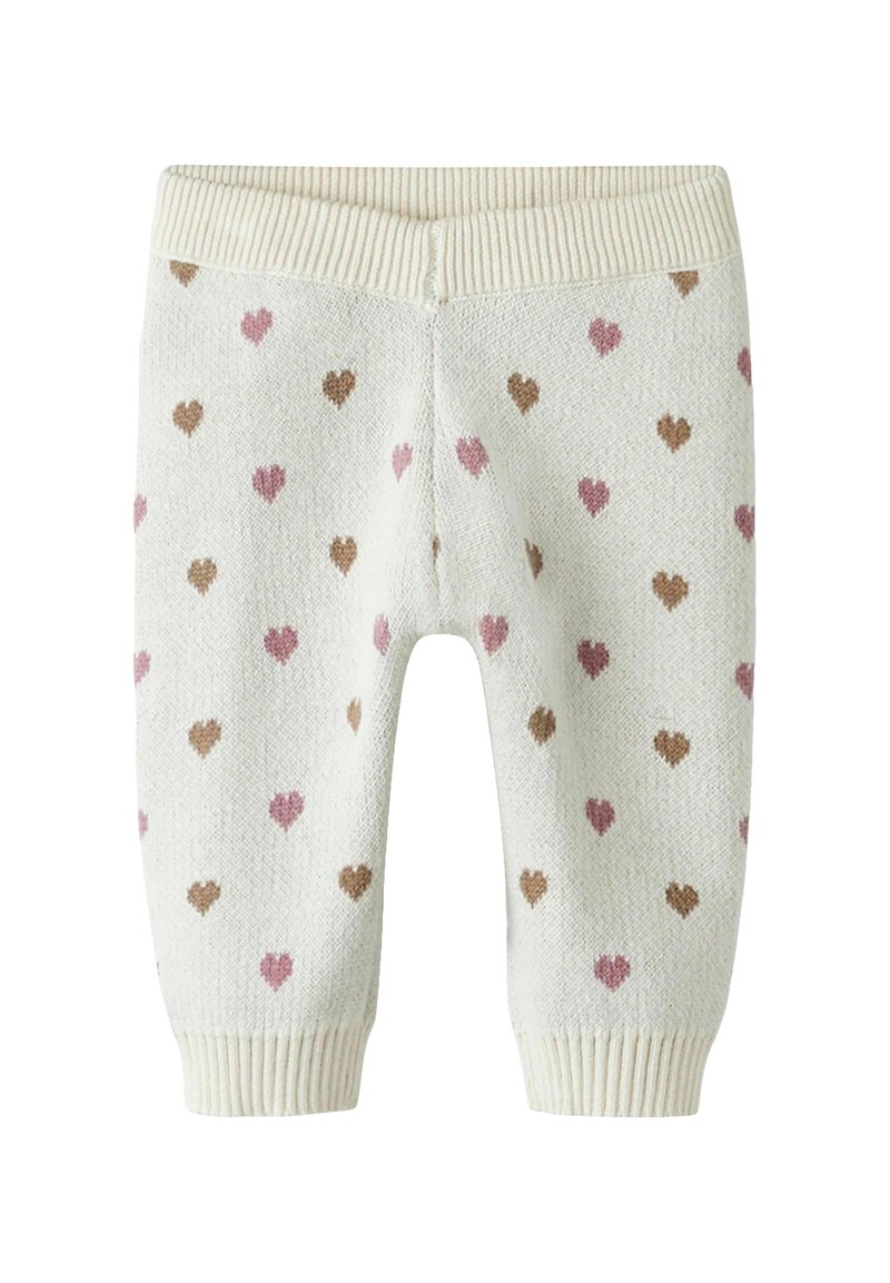 Pantalon en tricot pour bébé de couleur crème clair avec des motifs de cœurs roses et bruns. Dispose d'une taille et de poignets côtelés ; tissu texturé.