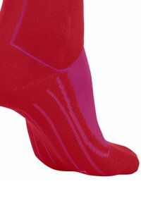 Calzino sportivo rosso con design sagomato, texture a coste e accenti viola lungo il piede e le cuciture per un supporto aggiuntivo.