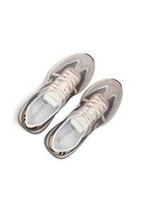Beige und graue Wildleder-Sneaker mit Mesh-Akzenten, runder Zehenform und flachen Schnürsenkeln. Mit einem strukturierten Muster an der Ferse und Branding auf der Zunge.