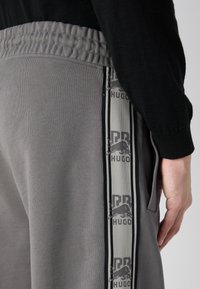 HUGO DISHORTE - Verryttelyhousut - open grey