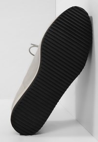 Marcel Ostertag x Tamaris Stringate - light grey