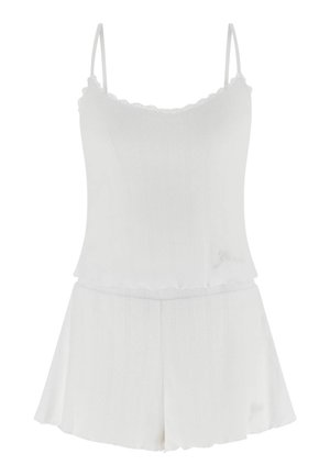 Weißes, gestricktes ärmelloses Oberteil mit Spitzenbesatz und passende Shorts mit dezenten vertikalen Mustern und lockerem Schnitt.