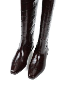 Brązowe skórzane botki sięgające do kolan z wzorem krokodyla, spiczastym noskiem, gładką fakturą i bocznymi akcentami w okolicy kostki.