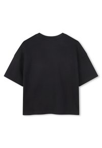 Μαύρο κοντομάνικο κοντό t-shirt με στρογγυλή λαιμόκοψη, απεικονιζόμενο επίπεδα δείχνοντας την πίσω όψη.