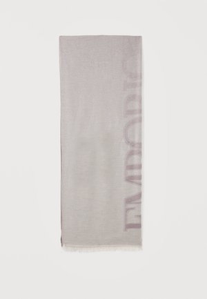 Svetlosivá obdĺžniková tkanina s jemným trsťom na jednom konci a veľkým zvislým textom "EMPORIO" vpredu na jednom boku.