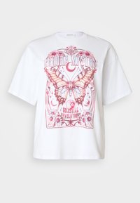 Bílý oversized tričko s růžovou grafikou motýla, květinovými akcenty a textem "Aurora Mystic Celestial Revelations."