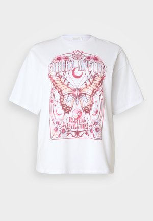 T-shirt bianco oversize con una grafica di una farfalla rosa, accenti floreali e testo che dice "Aurora Mystic Celestial Revelations."