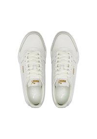 Baskets blanches en cuir avec bout arrondi, lacets plats et accents de logo dorés. Semelle texturée et semelle intérieure rembourrée pour le confort.