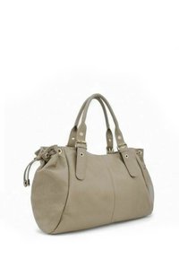 Sac à main en cuir beige de forme arrondie, avec deux poignées et un cordon de serrage ajustable. Il présente des garnitures dorées et une surface texturée.