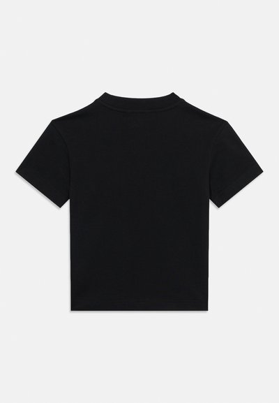 Μαύρο κοντομάνικο cropped t-shirt laid flat, που δείχνει την πίσω πλευρά με στρογγυλή λαιμόκοψη και απλές ραφές.