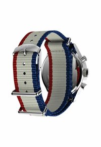 Timex horlogeband van grijs fabric met rode en blauwe strepen, zilveren hardware en een roestvrijstalen gesp. Heeft een gestructureerde afwerking.