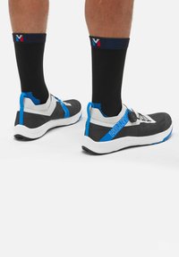 Czarne i szare buty sportowe z niebieskimi akcentami, z przewiewną cholewką, teksturowanym materiałem i białą podeszwą. Czarne skarpety z logo.