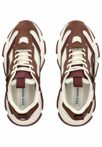 Braune und weiße Sneakers mit einem Mesh-Obermaterial, gepolstertem Kragen, dicker Sohle und kontrastierenden Akzenten, mit Schnürverschluss und Logopatch.