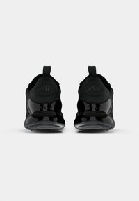 Schwarze Sportschuhe mit glänzender Oberfläche, strukturiertem Stoff und einem auffälligen Logo auf der Ferse. Mit Zuglaschen für einfaches Anziehen.