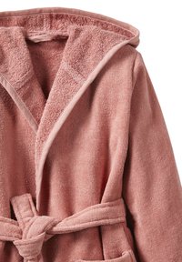 Weicher rosa Frottee-Bademantel mit Kapuze, Gürtel und strukturiertem Stoff. Mit einem Schalkragen und kontrastierendem Besatz entlang der Kanten.