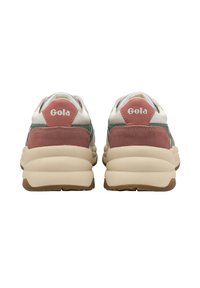 Sneaker Gola con una toma bianca e verde, dettagli in suede rosa e una suola spessa beige, con una branding minima sul tallone.