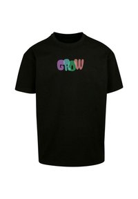 Juodas medvilnės marškinėliai su daugiaspalve „GROW“ grafika, esanti minkštuose, apvaliuose šriftuose centre, trumpomis rankovėmis ir apvaliu kaklu.