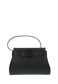 Borsa a mano in pelle nera con un design strutturato, caratterizzata da una parte superiore piatta, una base arrotondata e un accento con logo distintivo sul davanti.