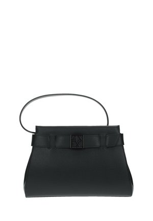 Borsa a mano in pelle nera con un design strutturato, caratterizzata da una parte superiore piatta, una base arrotondata e un accento con logo distintivo sul davanti.